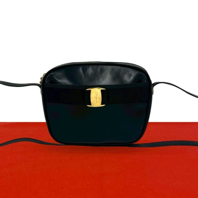 Salvatore Ferragamo サルヴァトーレフェラガモ ヴァラリボン 金具 レザー ショルダーバッグ ブラック
94441