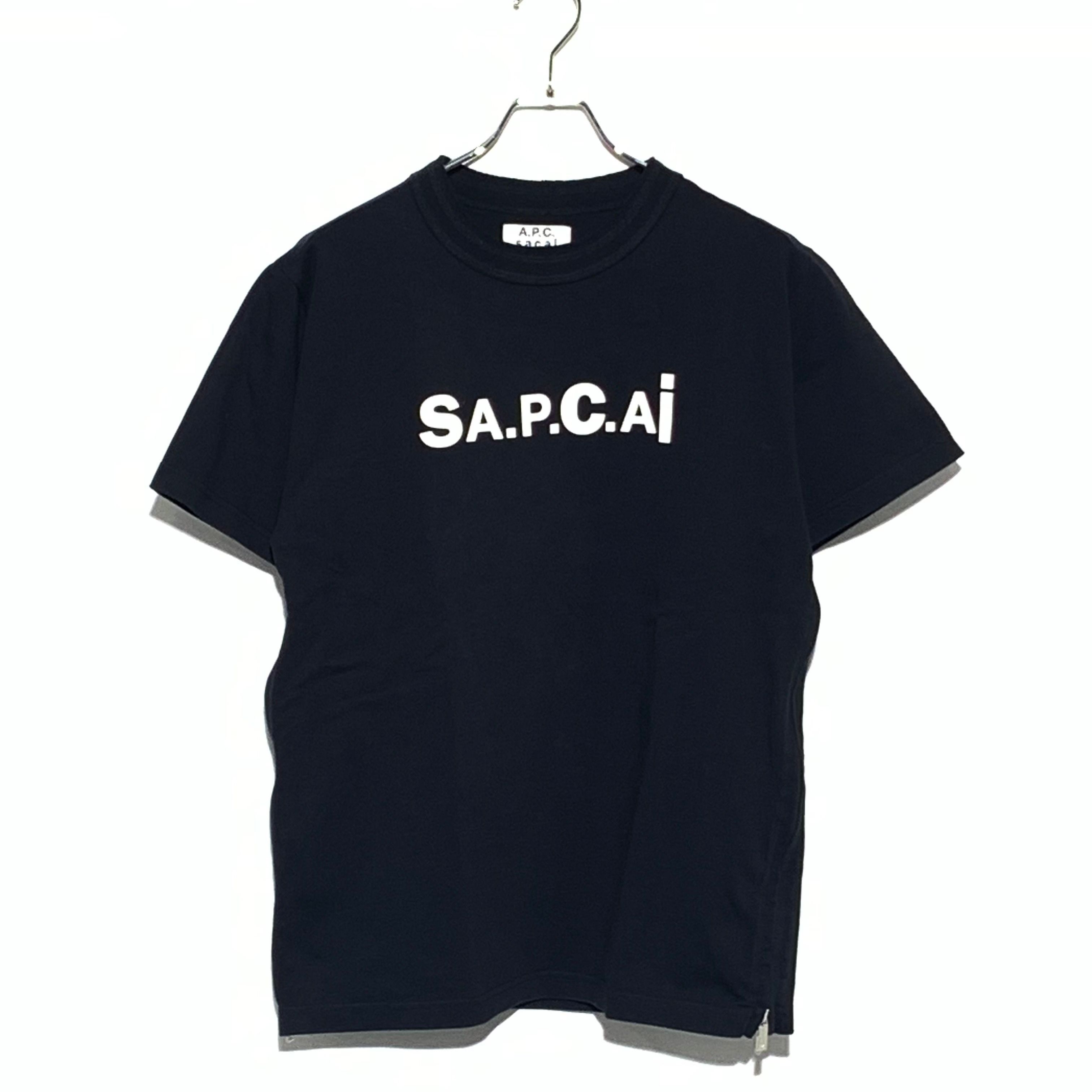 サカイ x アーペーセー Tシャツ キヨ "ブラック"