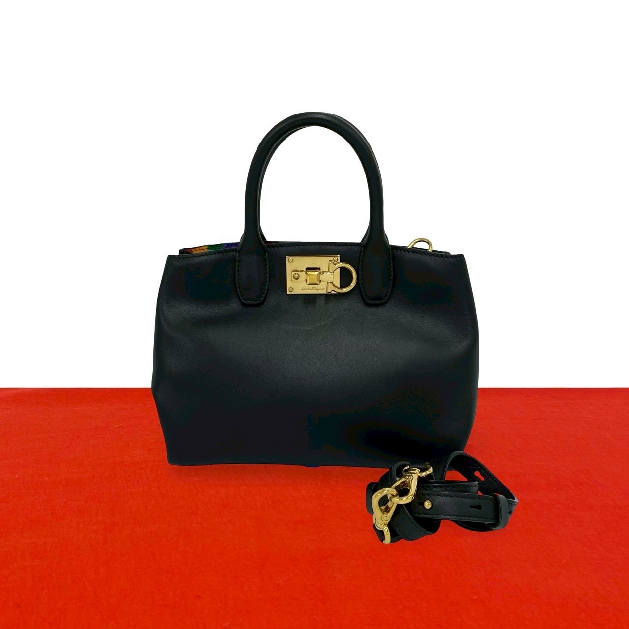 Salvatore Ferragamo サルヴァトーレフェラガモ ステューディオ ガンチーニ 金具 レザー ショルダーバッグ ブラック
 06646