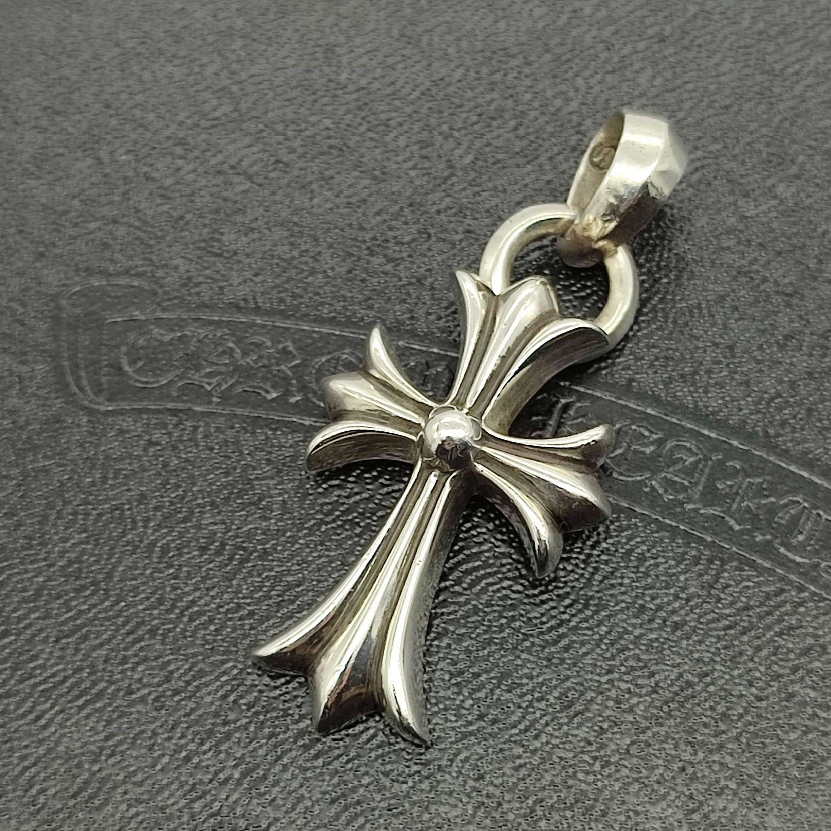 【超美品】クロムハーツ CH クロス ペンダント スモール ウィズベイル 925