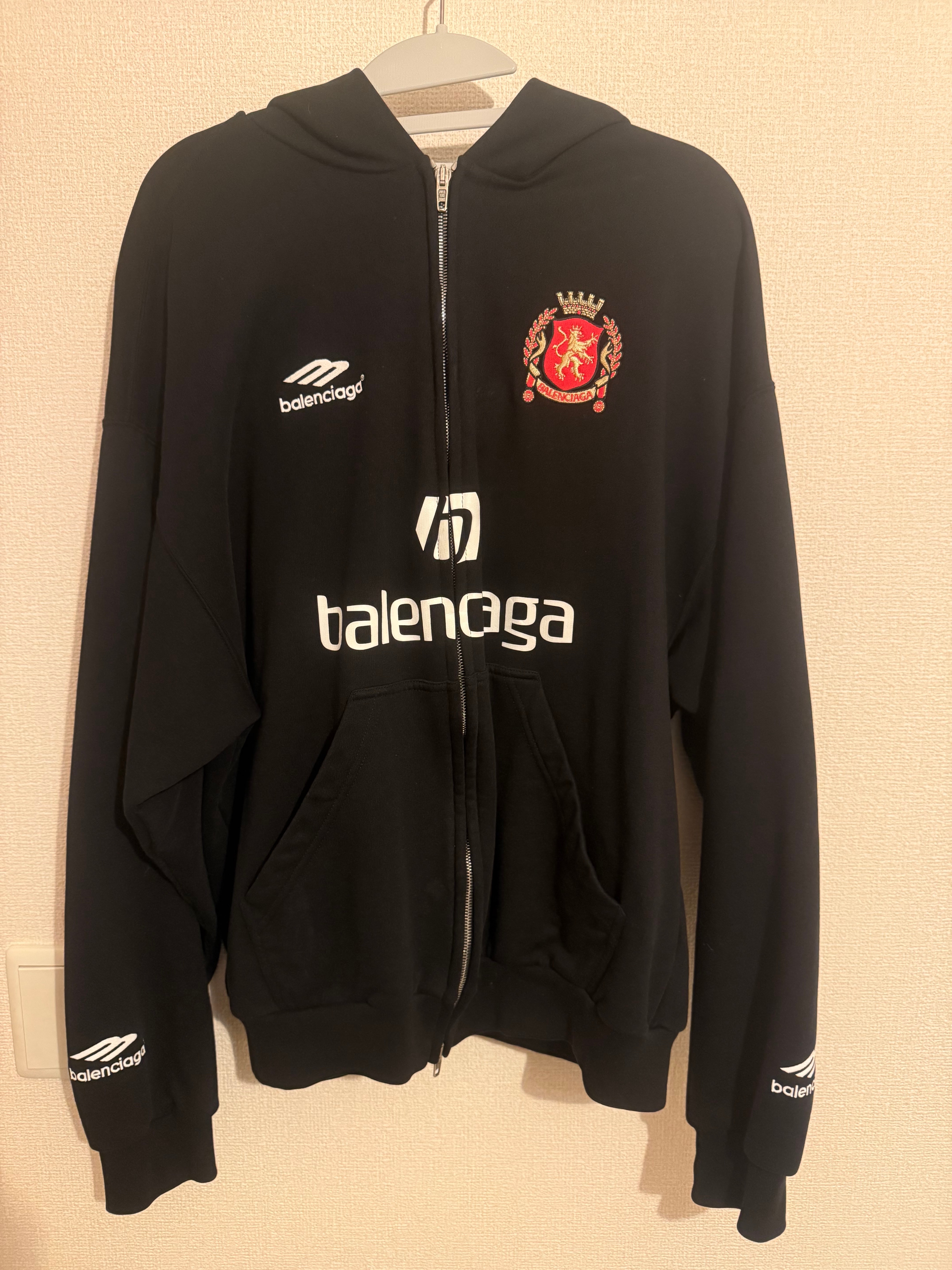 バレンシアガ サッカーシリーズ バルセロナ サッカー ジップ アップ ミディアム フィット パーカー "ブラック" 744457TPVV71070