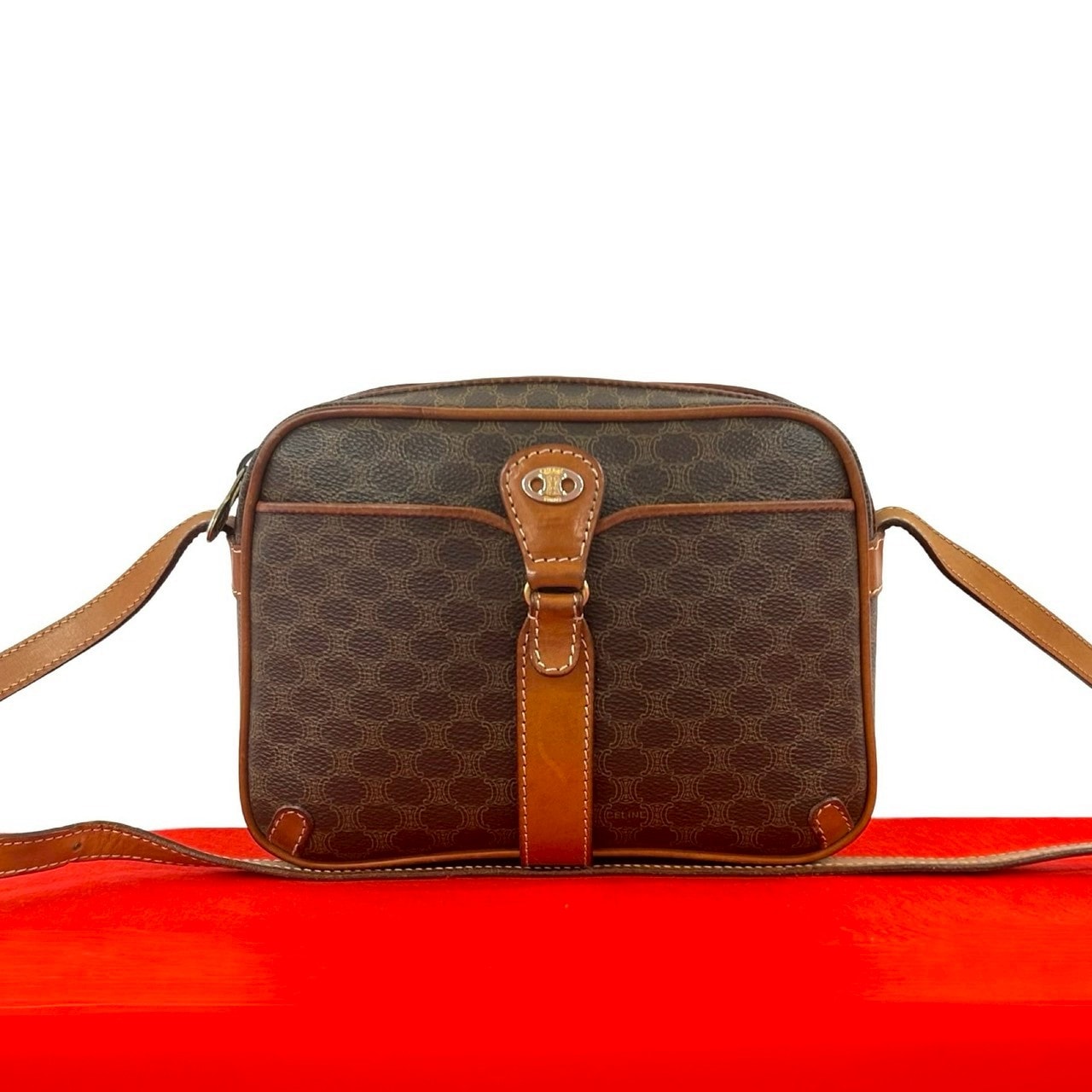 CELINE セリーヌ マカダム ブラゾン 柄 ロゴ 金具 PVC レザー ショルダーバッグ ブラウン
 88101