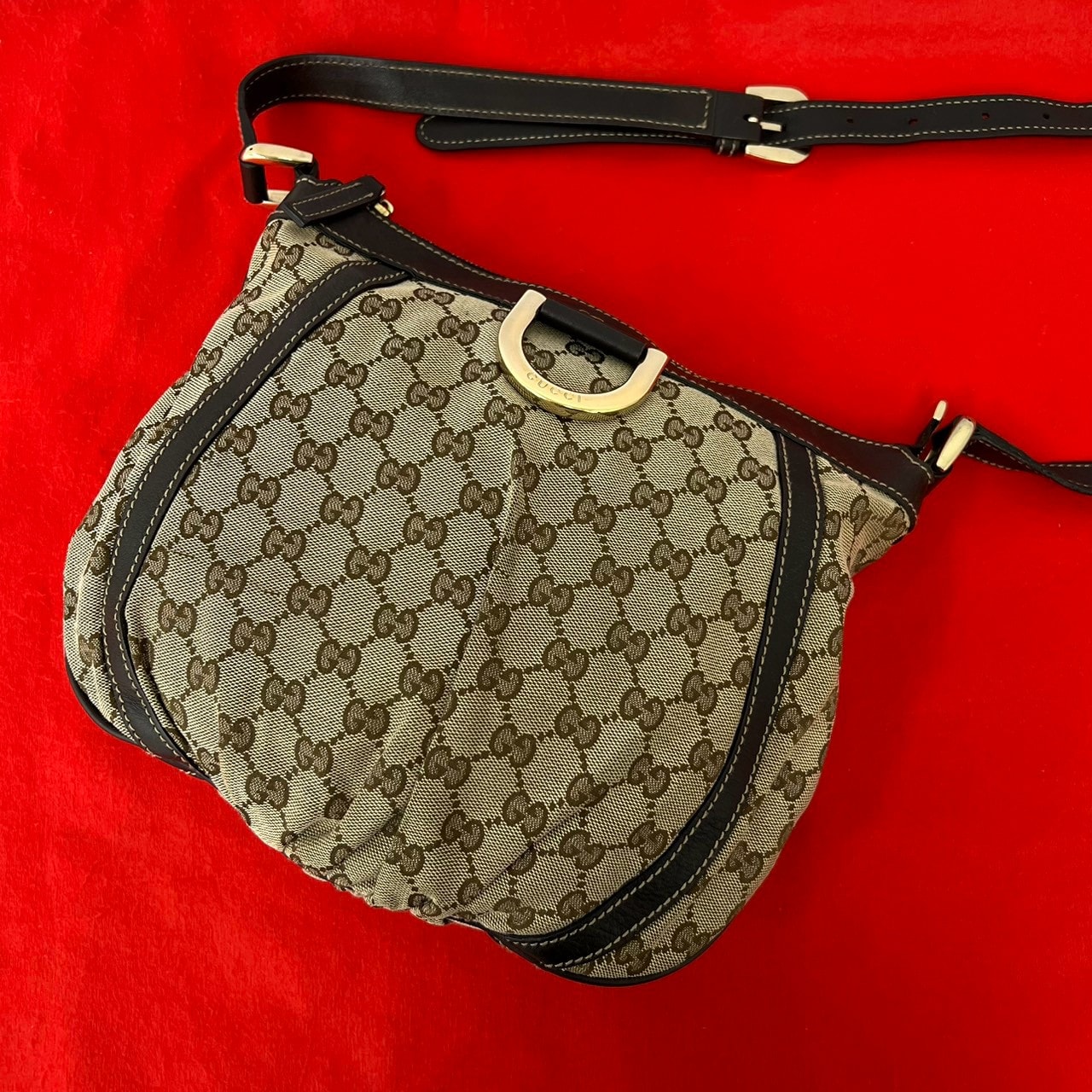 GUCCI グッチ GG 柄 ロゴ 金具 キャンバス レザー ショルダーバッグ ブラウン
 31701
