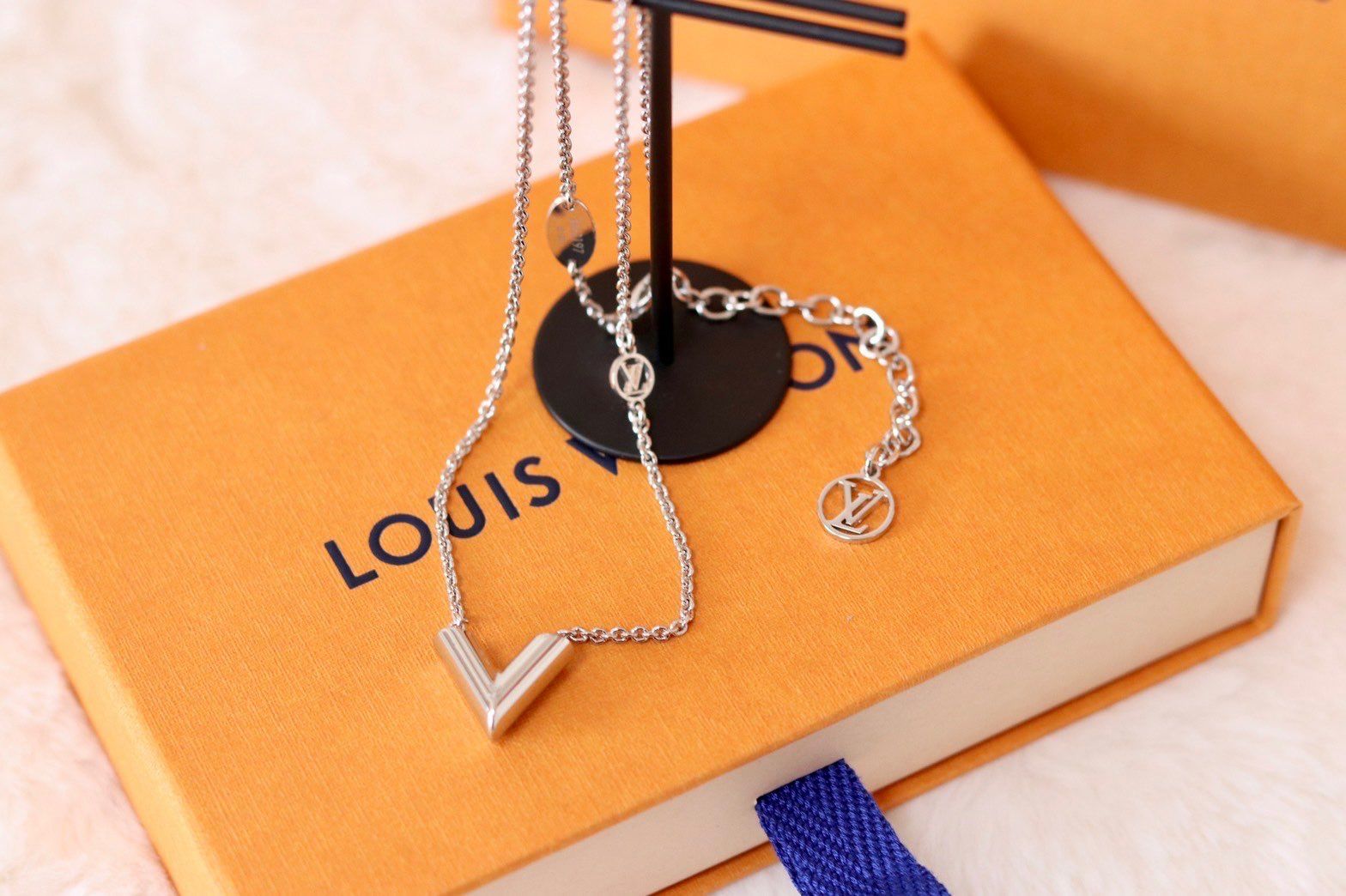 Louis Vuitton Essential V Supple Necklace "Silver"