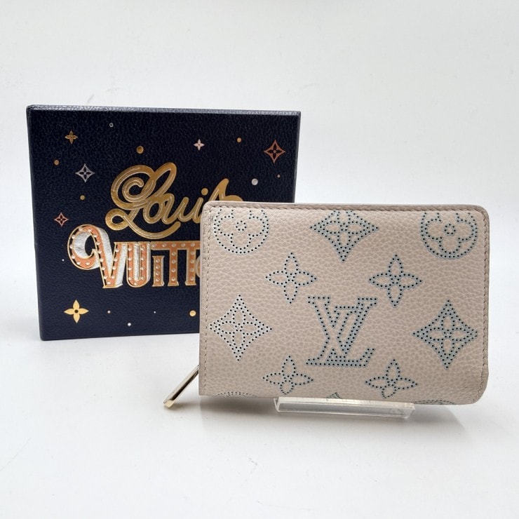 LOUIS VUITTON(ルイ・ヴィトン)ポルトフォイユ・クレア 二つ折り財布 コンパクトウォレット マヒナレザー ベージュ系 パンチングモノグラム ゴールドトーン金具 RFID ICチップ内蔵