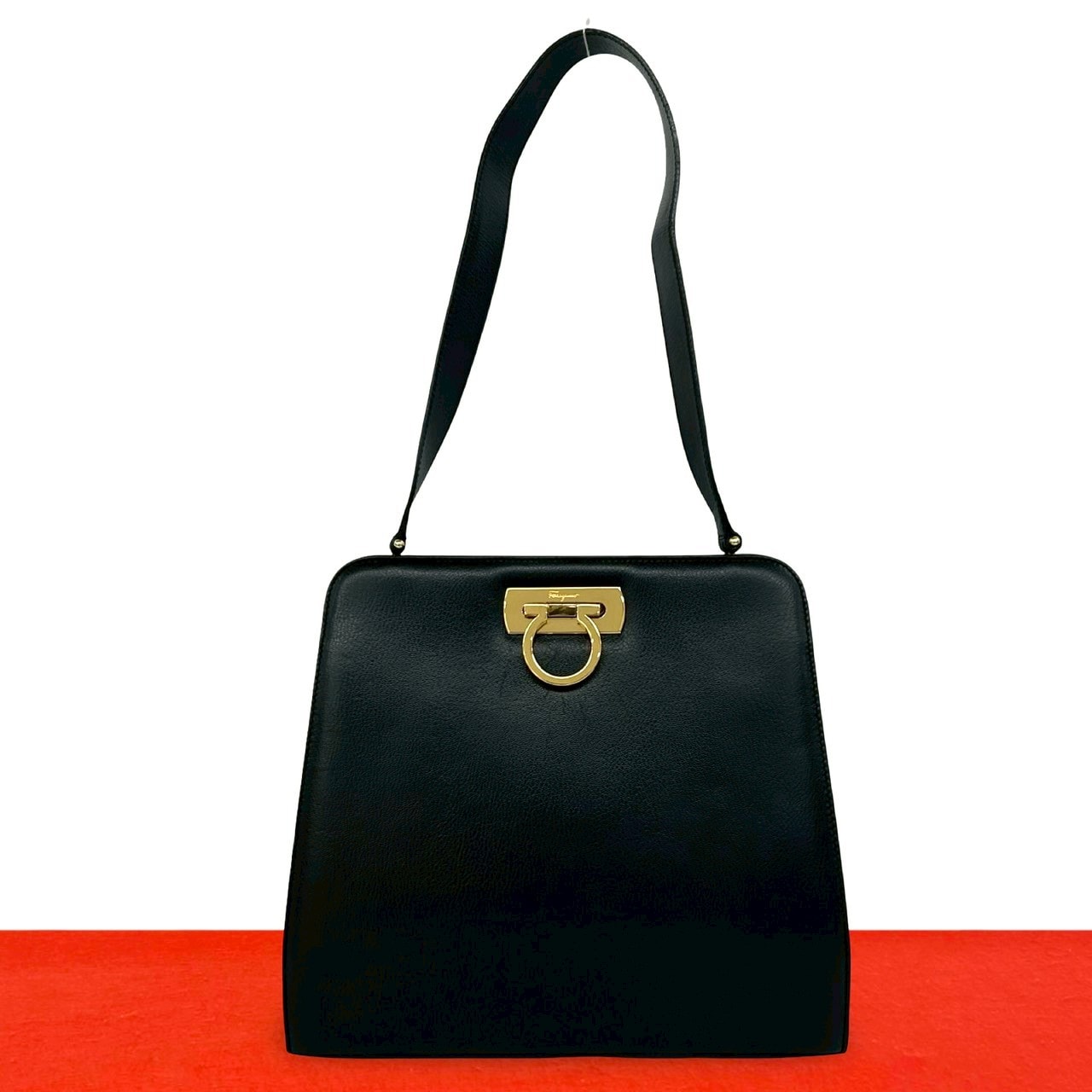 Salvatore Ferragamo サルヴァトーレフェラガモ ガンチーニ 金具 レザー ショルダーバッグ ブラック
 41999