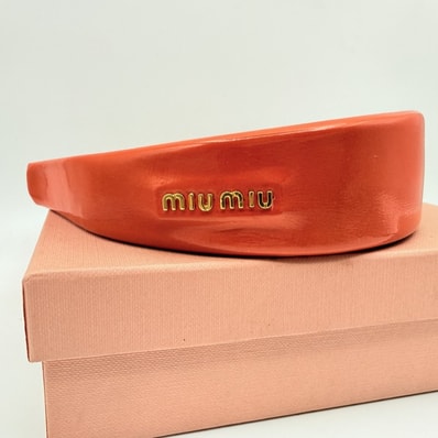 MIU MIU(ミュウミュウ)パテントレザー カチューシャ フューシャピンク ゴールドトーンロゴ