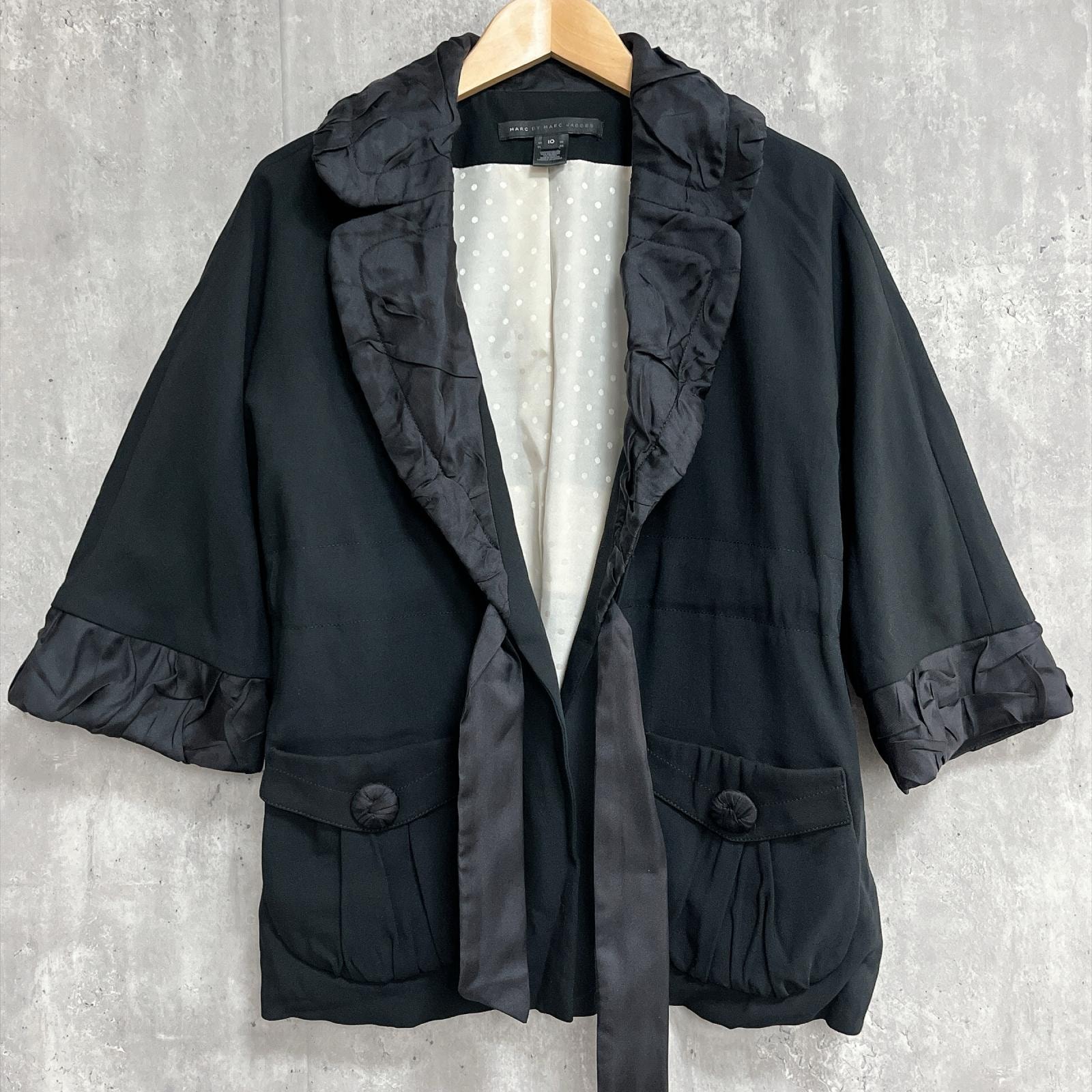 【MARC BY MARC JACOBS】マークバイマークジェイコブス ラッフルジャケット フリルカラー 七分袖 サテン リボンベルト ブラック レディース