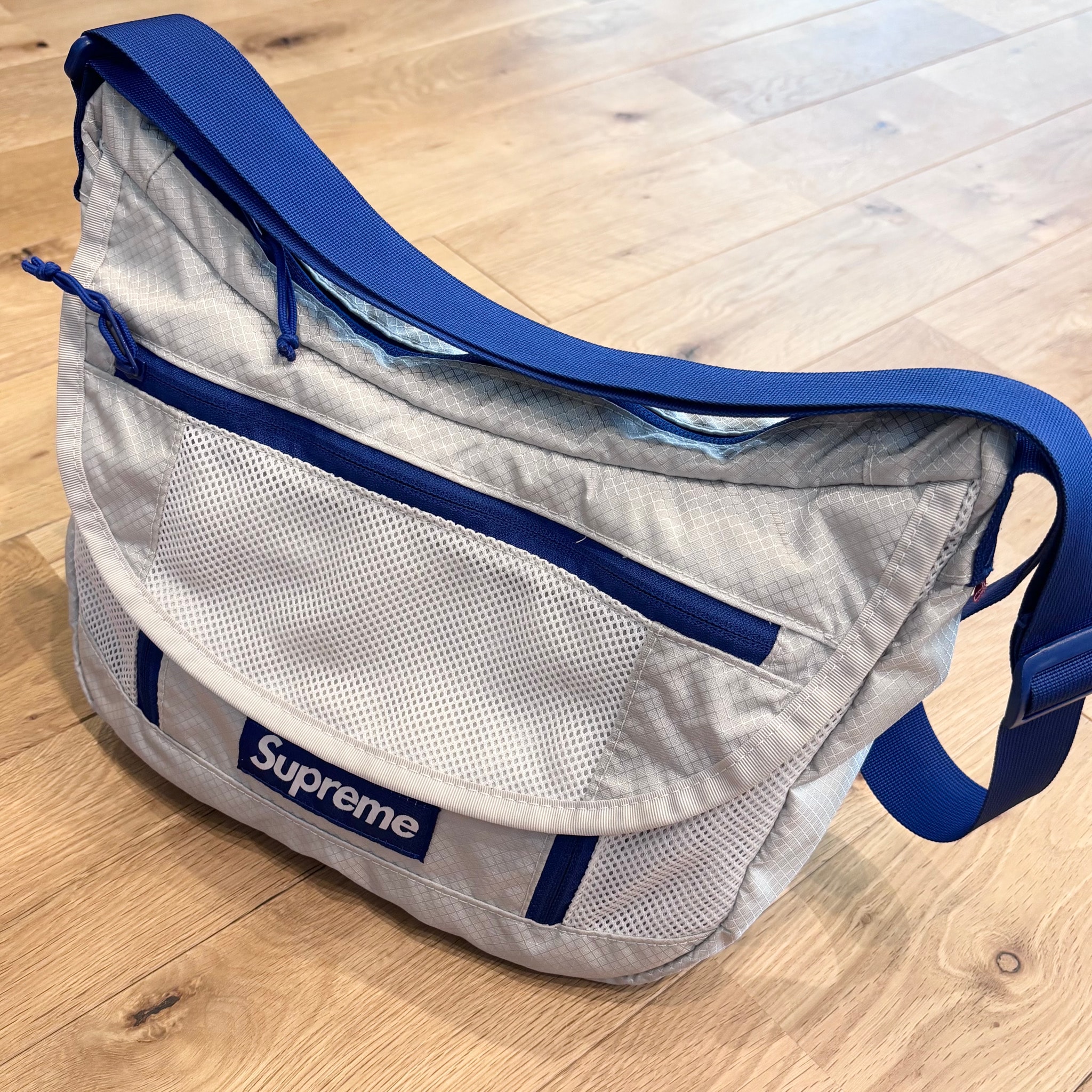 Supreme 2022ss Small Messenger Bag "Silver"