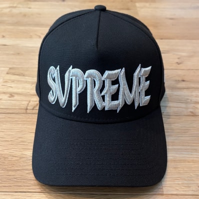 Supreme Sharp Spellout Adjustable New Era "Black"