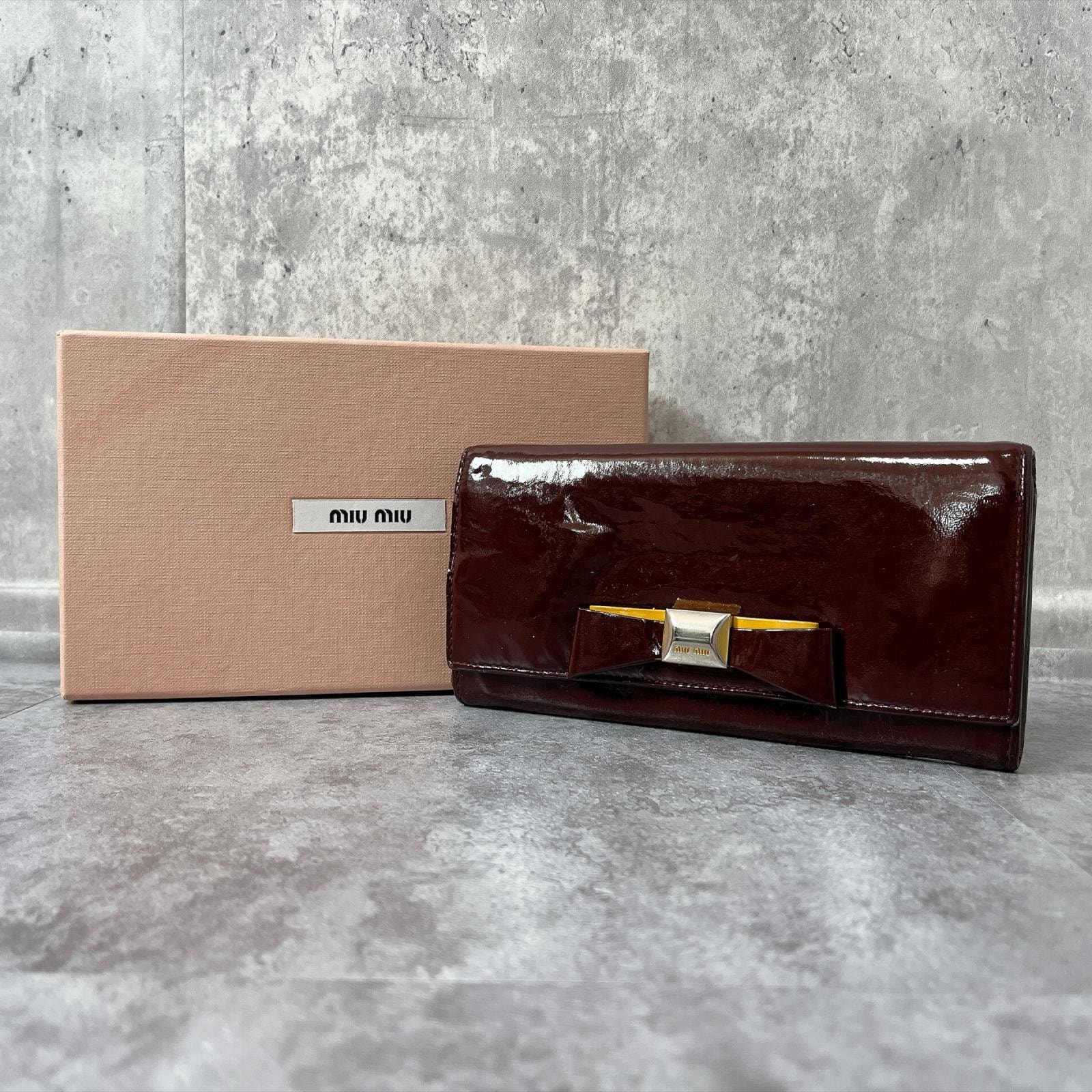 【miu miu】ミュウミュウ 長財布 箱付き リボン エナメルレザー パテントレザー ボルドー ブラウン シルバー金具 ロゴ フラップ レディース