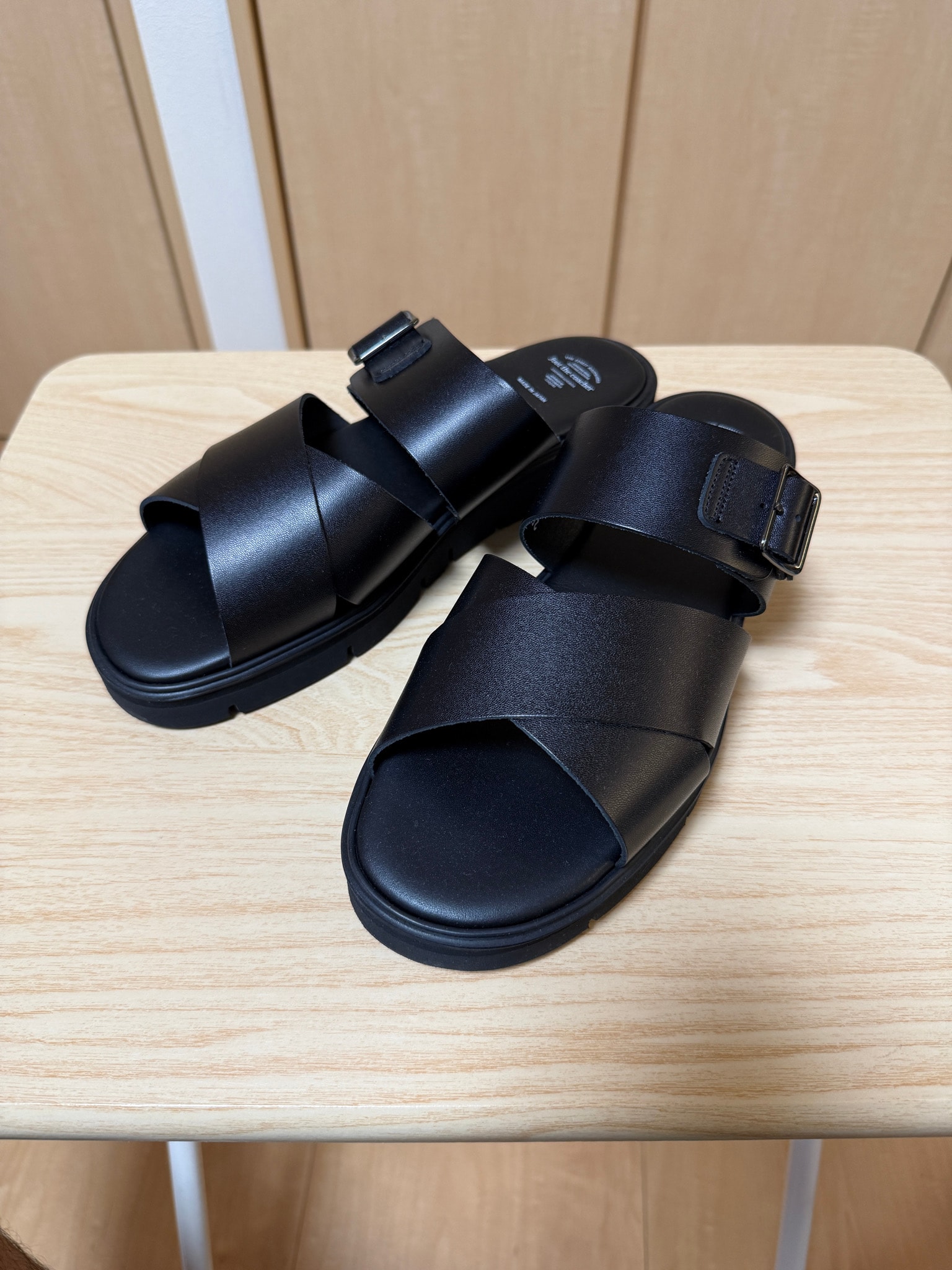 foot the coacher Cross Belt Sandals (Gloxi Medium Sole) "Black"