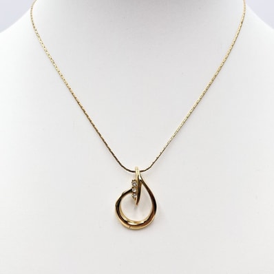 GIVENCHY(ジバンシィ)ヴィンテージ ネックレス ペンダント ゴールドカラー ストーン装飾 サークルモチーフ レディース 【中古】