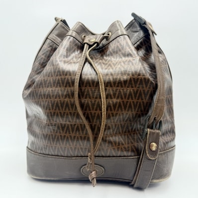 MARIO VALENTINO(マリオヴァレンティノ)Vロゴ 巾着 ショルダーバッグ ヴィンテージ 総柄 PVC レザー ブラウン 斜め掛け可 レディース