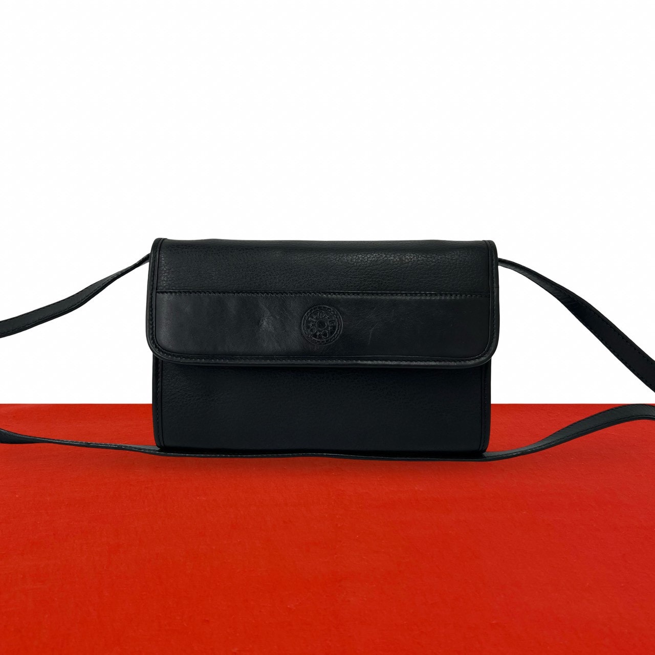 GUCCI グッチ ロゴ エンボス レザー ショルダーバッグ ブラック
 37704