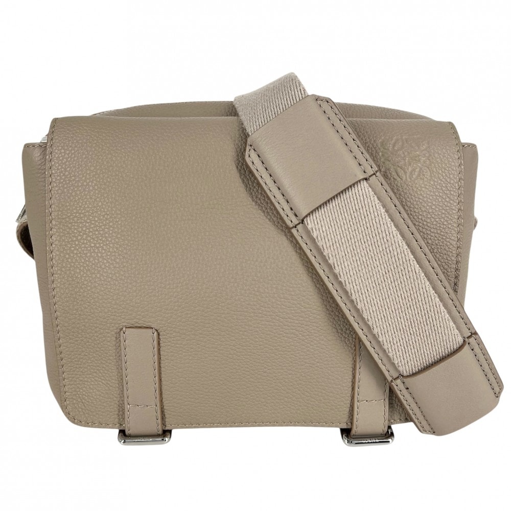 LOEWE ロエベ ショルダーバッグ アナグラム ミリタリー メッセンジャーバッグ XS 肩掛け 斜め掛け レザー    ベージュ シルバー金具 メンズ【中古品】