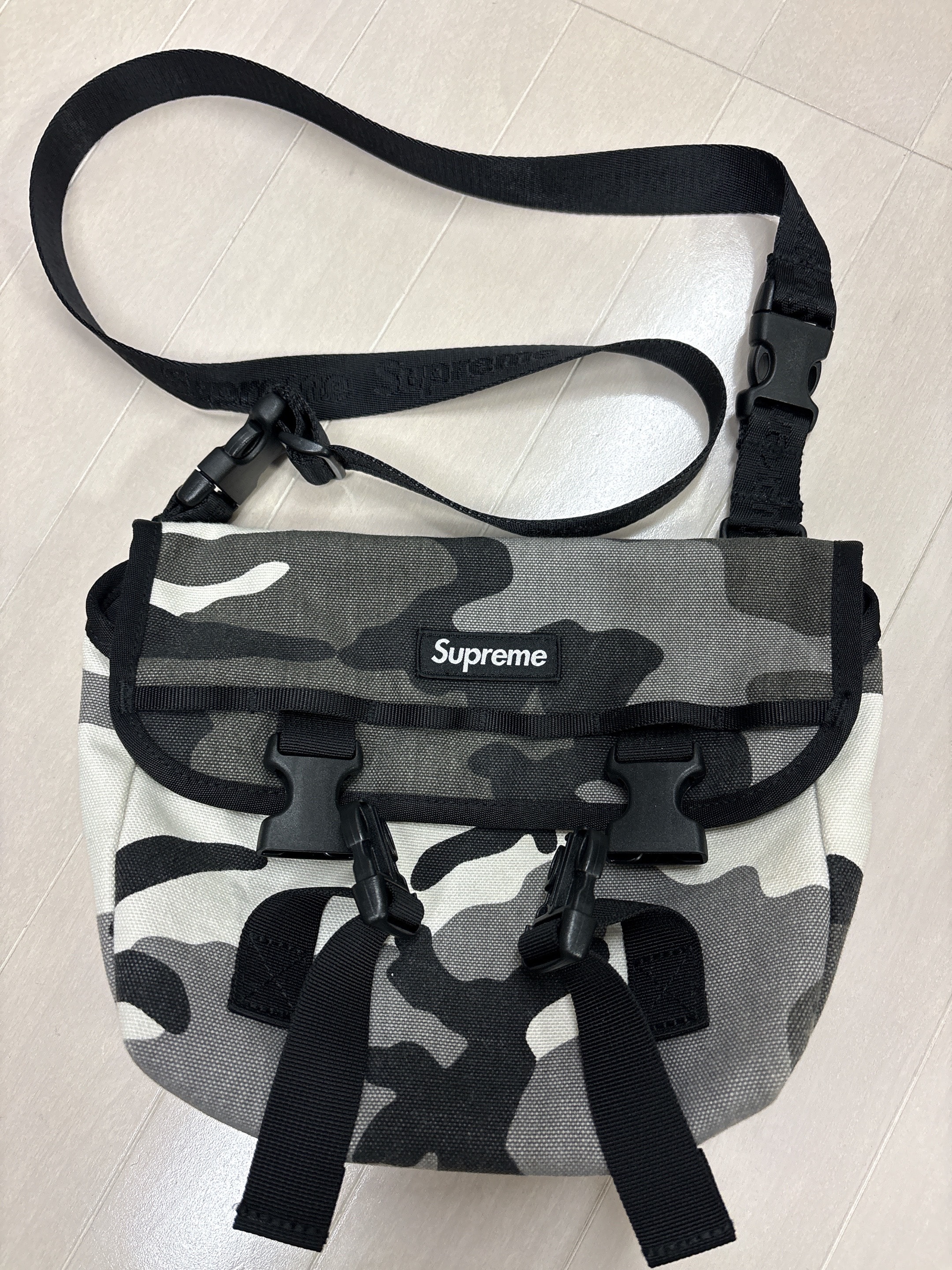 Supreme 25SS Mini Messenger Bag "Snow Camo"