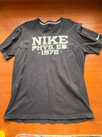 NIKE PHYS. ED. カレッジロゴ Tシャツ Lサイズ