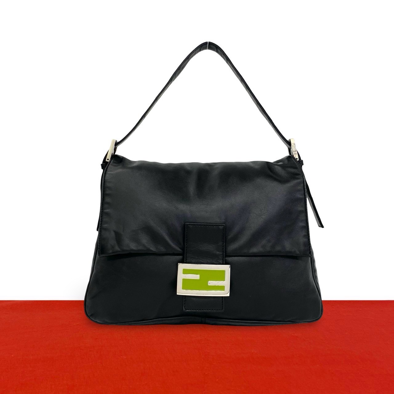 FENDI フェンディ マンマバケット FF ロゴ 金具 レザー ショルダーバッグ ブラック
 19727