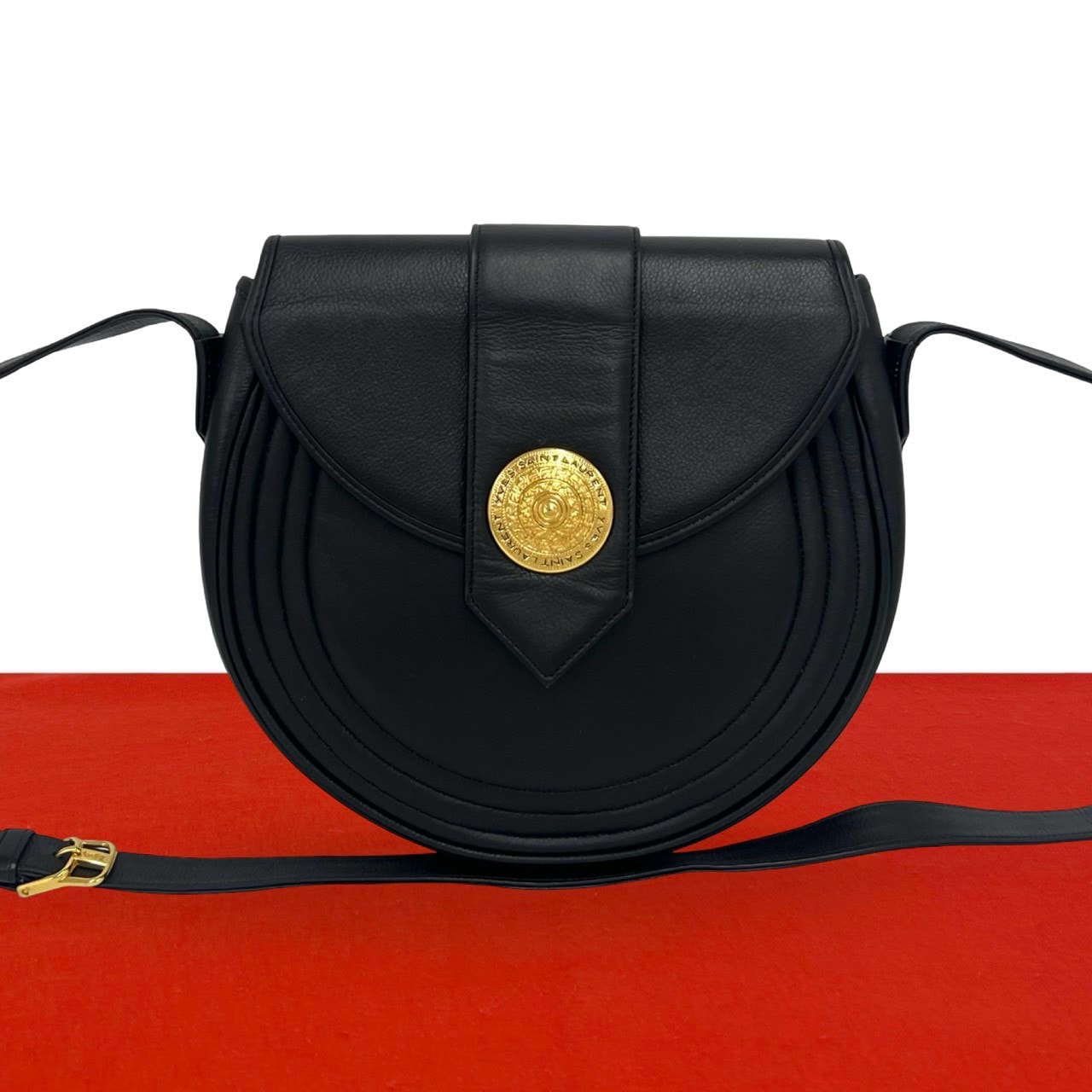 YVES SAINT LAURENT イヴ・サンローラン ラウンド ロゴ 金具 レザー ショルダーバッグ ブラック
c10-6