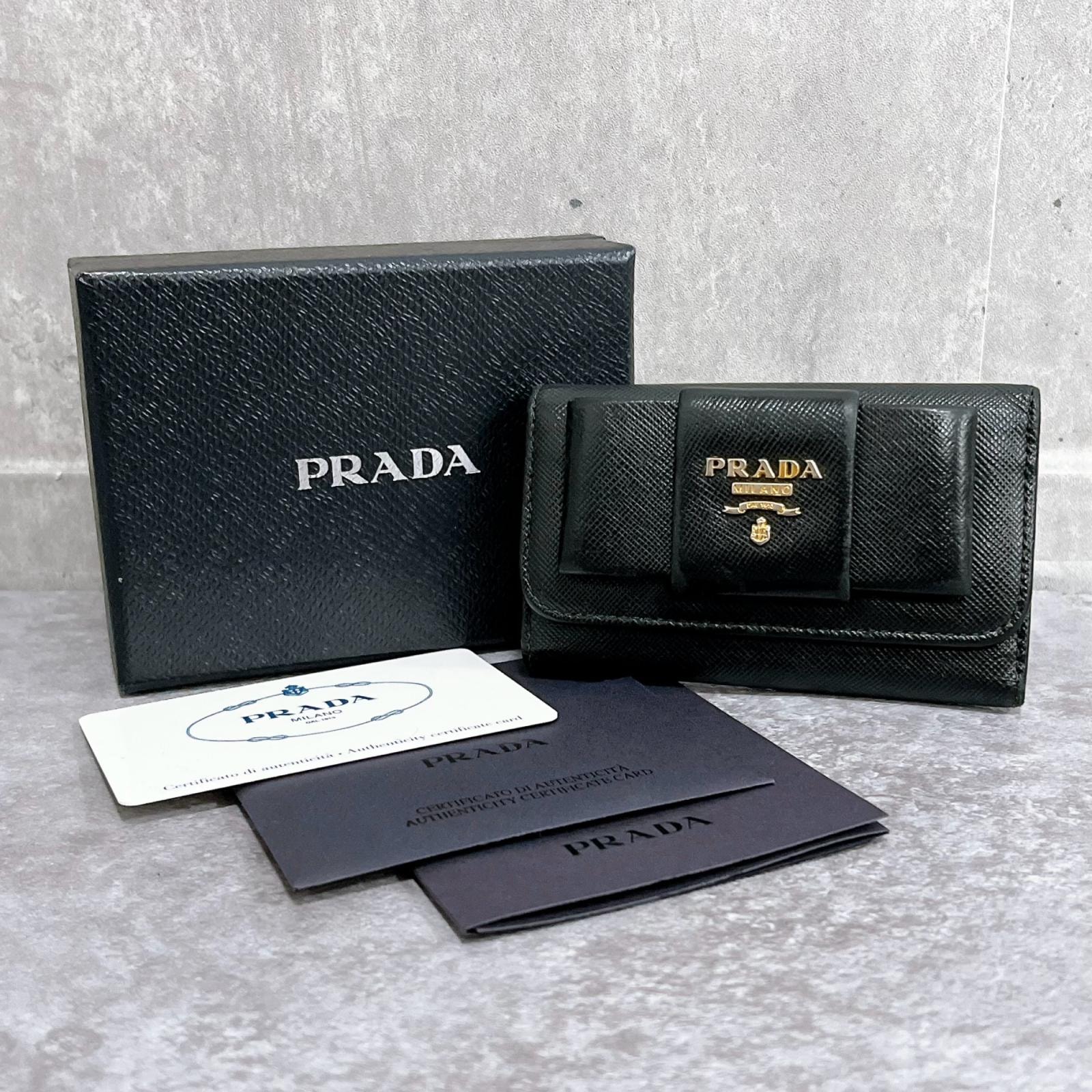 【PRADA】プラダ サフィアーノ フィオッコ キーケース リボン ロゴ ゴールド金具 レザー 箱付き フラップ ブラック レディース 鍵入れ 小物