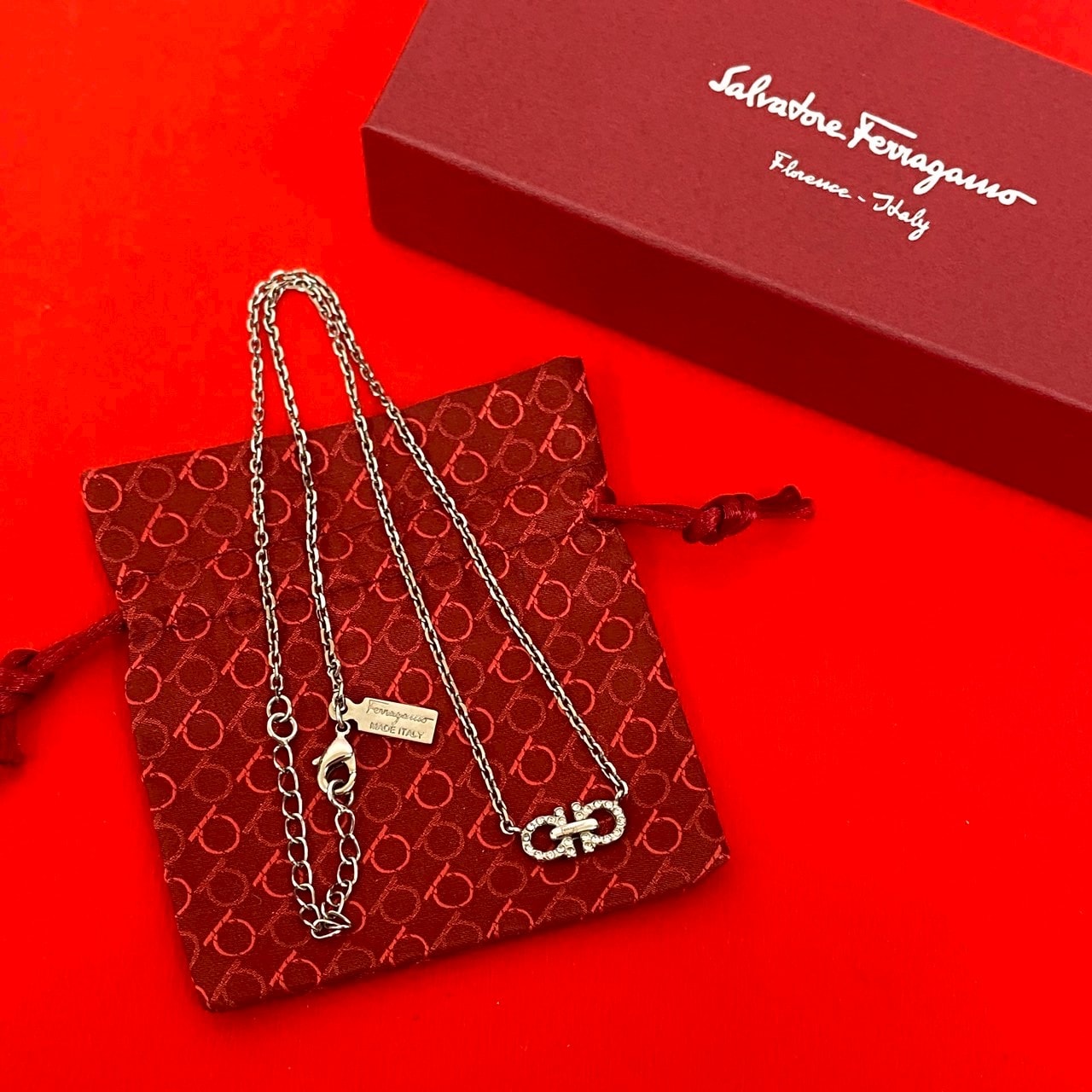 Salvatore Ferragamo サルヴァトーレフェラガモ ガンチーニ モチーフ ラインストーン メッキ ネックレス シルバー
 05218