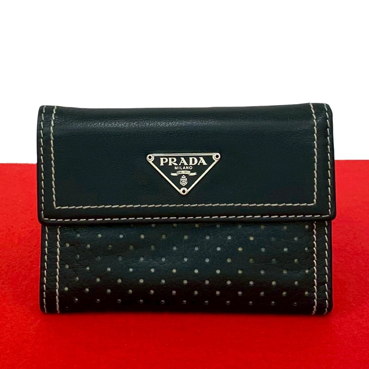 PRADA プラダ 三角ロゴ 金具 レザー 三つ折り財布 ブラック
 12098