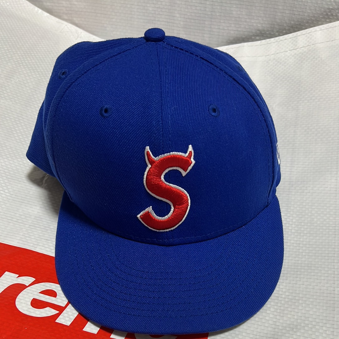 シュプリーム S ロゴ ニューエラ "ロイヤル" (22FW)