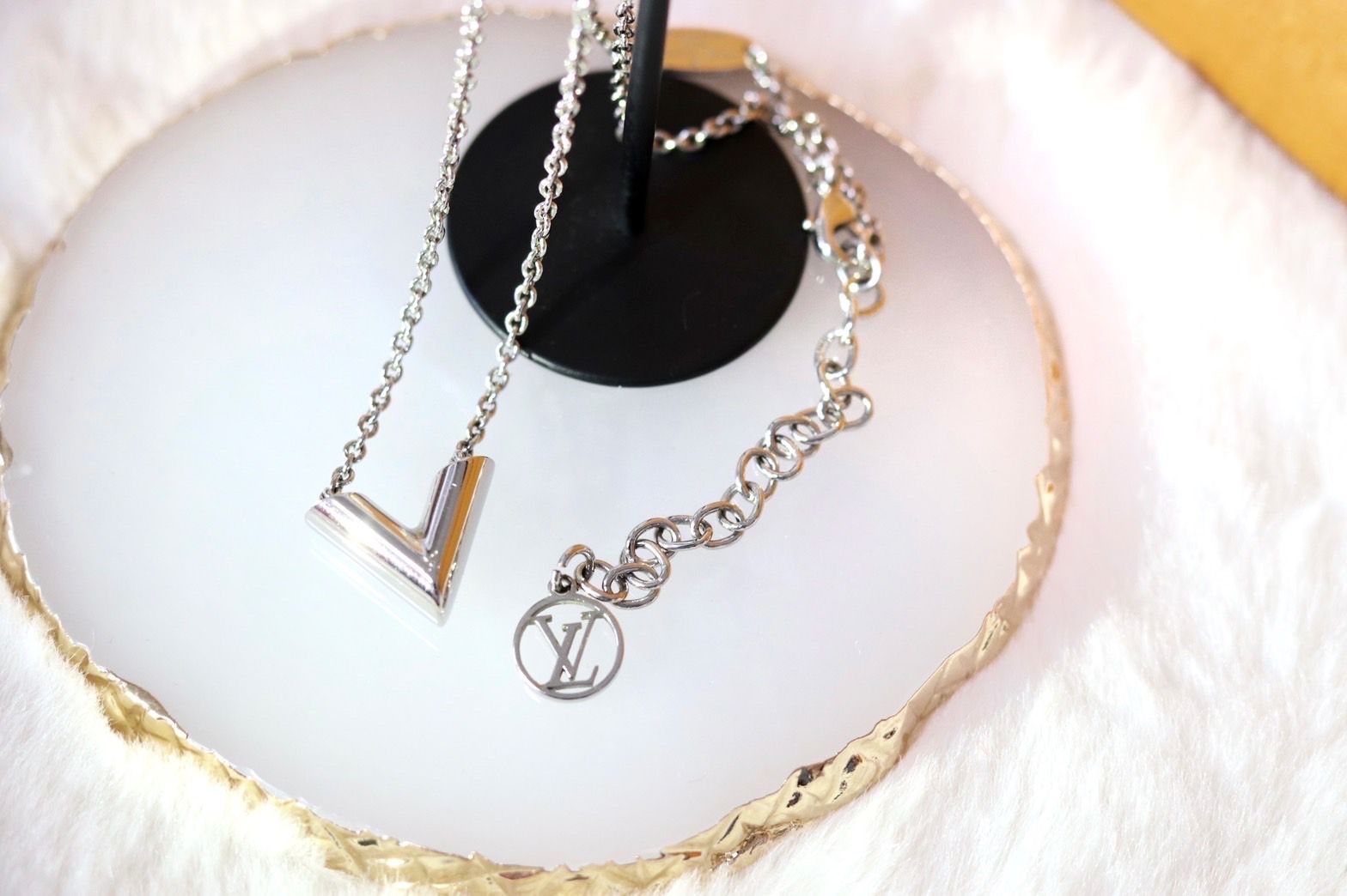 Louis Vuitton Essential V Supple Necklace "Silver"