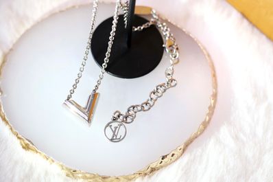 Louis Vuitton Essential V Supple Necklace "Silver"