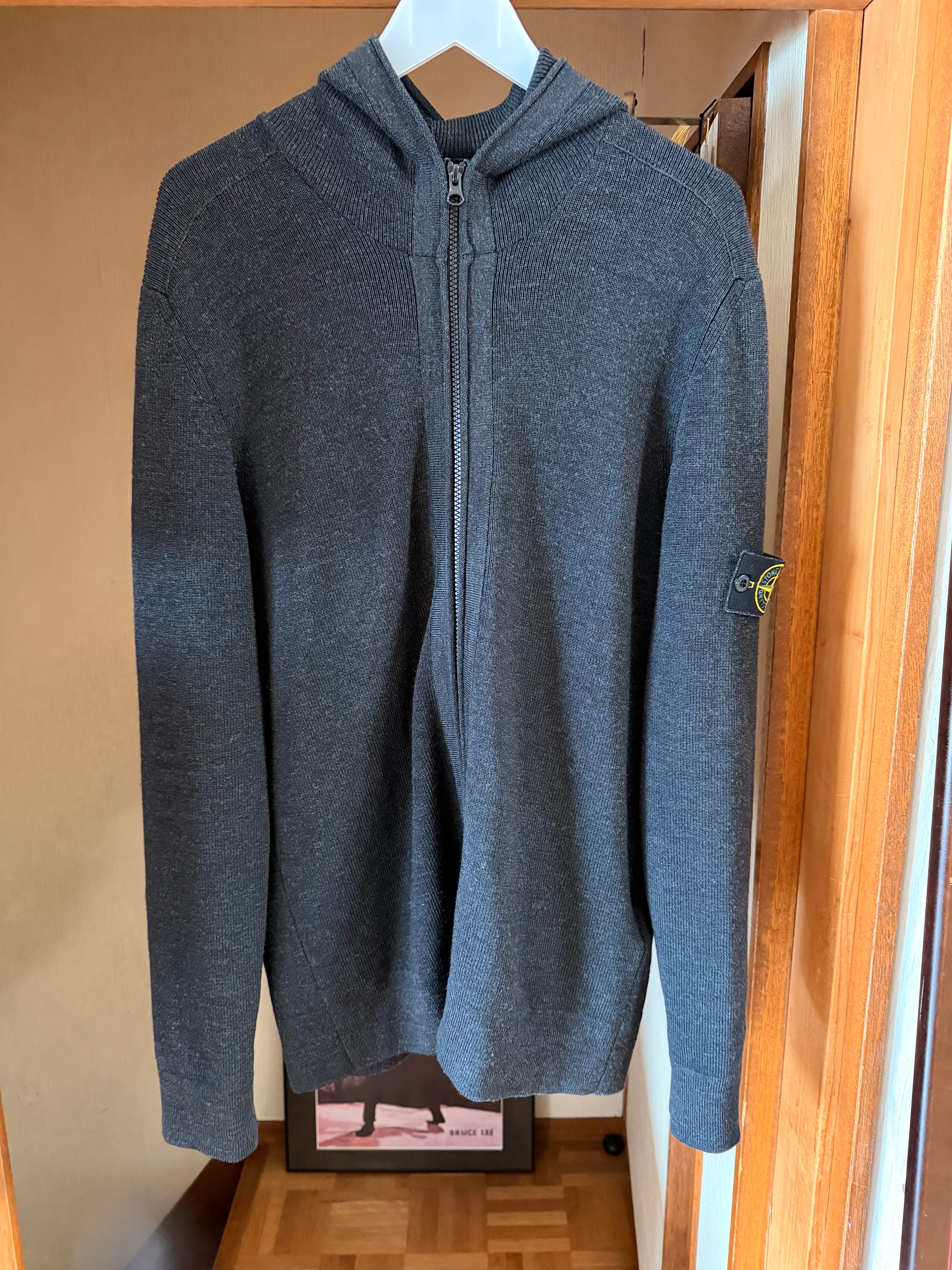 STONE ISLAND(ストーンアイランド) ロゴパッチ ジップアップ フーデッド ニット パーカー チャコール 7515566C2