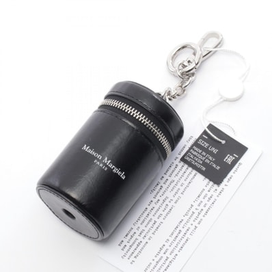 メゾン マルジェラ Maison Margiela DOG WASTE BAG DISPENSER 犬用ゴミ袋ディスペンサー チャーム アクセサリー レザー メンズ レディース ブラック系 SA1VL0048P88318013 【新品】