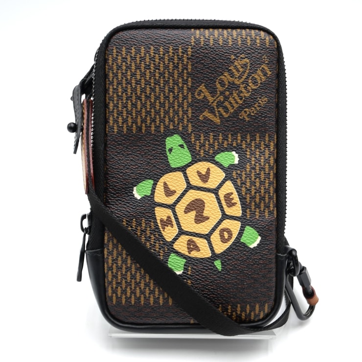 LOUIS VUITTON(ルイ・ヴィトン)× NIGO(ニゴー)ダミエ・ジャイアント ダブル・フォン ポーチ ショルダーバッグ 斜め掛け 亀モチーフ ブラウン PVC レザー メンズ レディース N40377【中古】