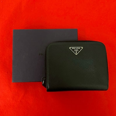 PRADA プラダ 三角ロゴ 金具 レザー 二つ折り財布 ブラック
59666