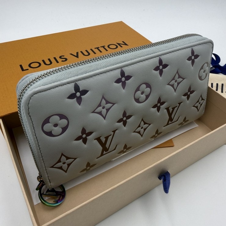 LOUIS VUITTON(ルイ・ヴィトン)ジッピー・ウォレット モノグラム エンボス ブルーグレー M82792 RFID反応あり 日本限定 ラウンドファスナー長財布
