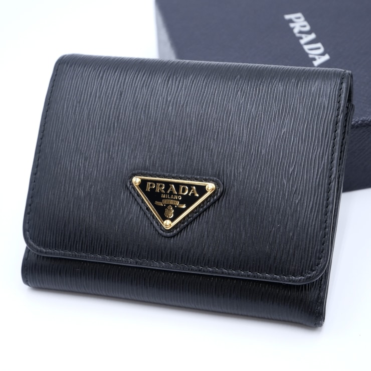 PRADA(プラダ)サフィアーノ トライアングルロゴ 三つ折り財布 コンパクトウォレット ブラック レザー ゴールド金具 レディース【中古】