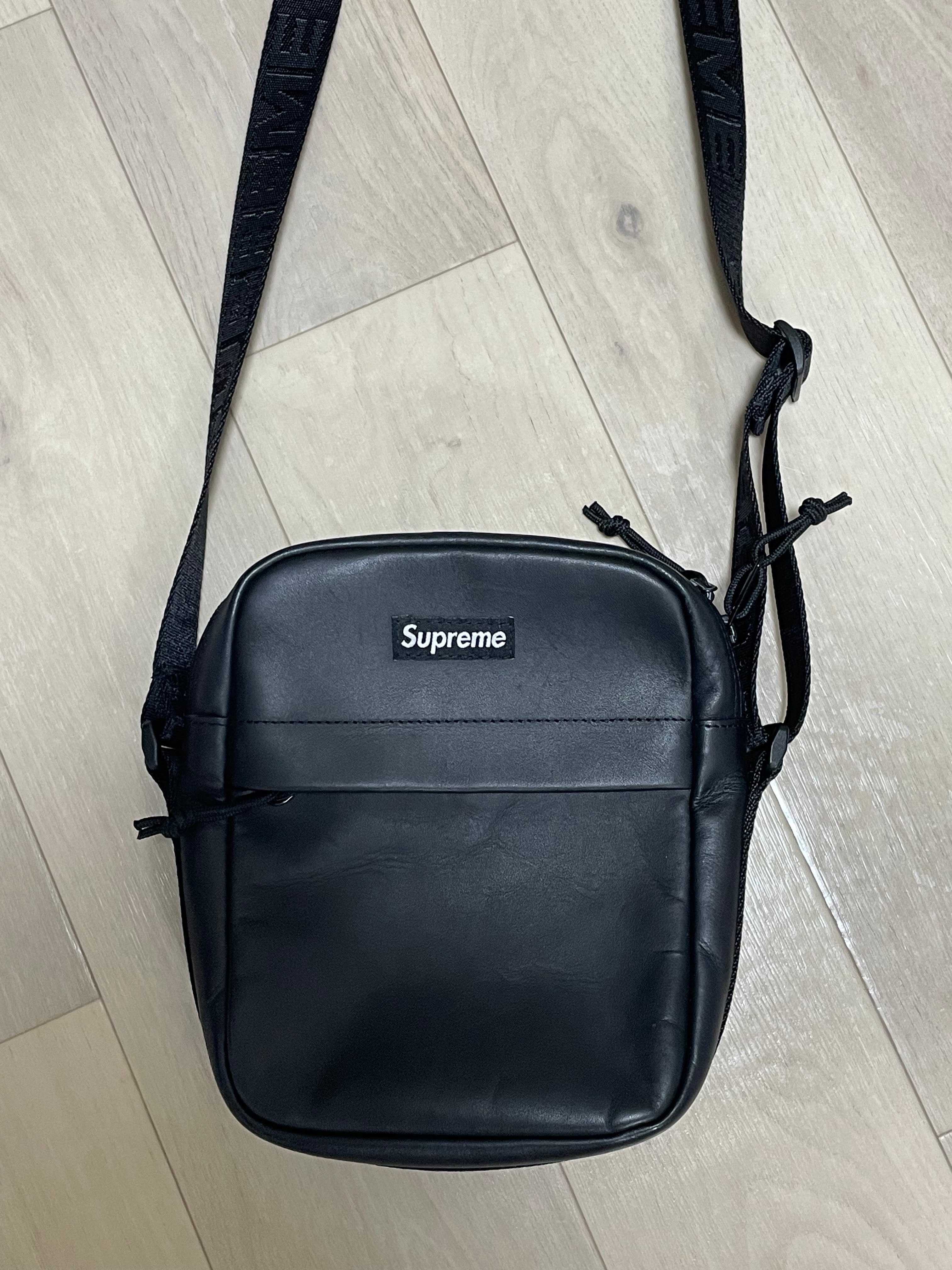 シュプリーム レザー ショルダー バッグ "ブラック" (23FW)
