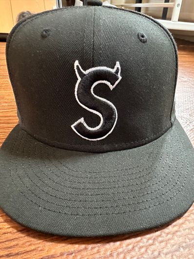 Supreme S Logo New Era "Black" (22FW)