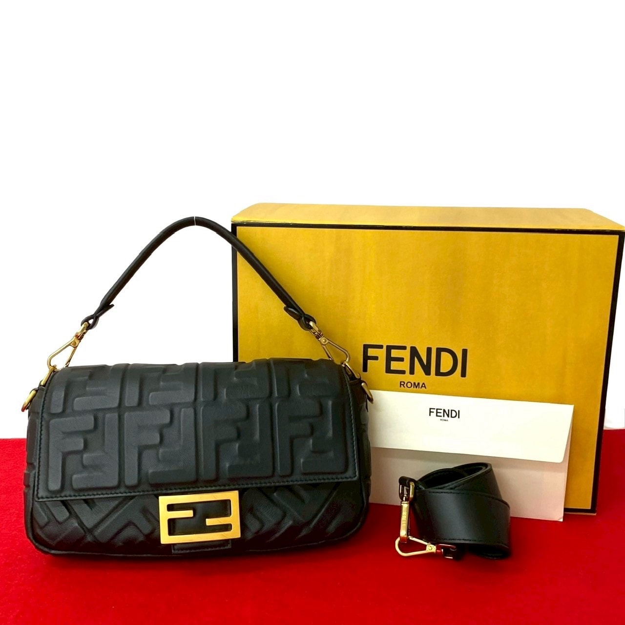 FENDI フェンディ マンマバケット ズッカ FF 柄 レザー ショルダーバッグ ブラック
 21932