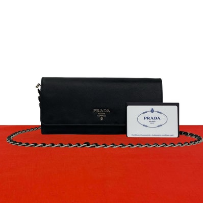 PRADA プラダ ロゴ 金具 レザー ショルダーバッグ ブラック
17518