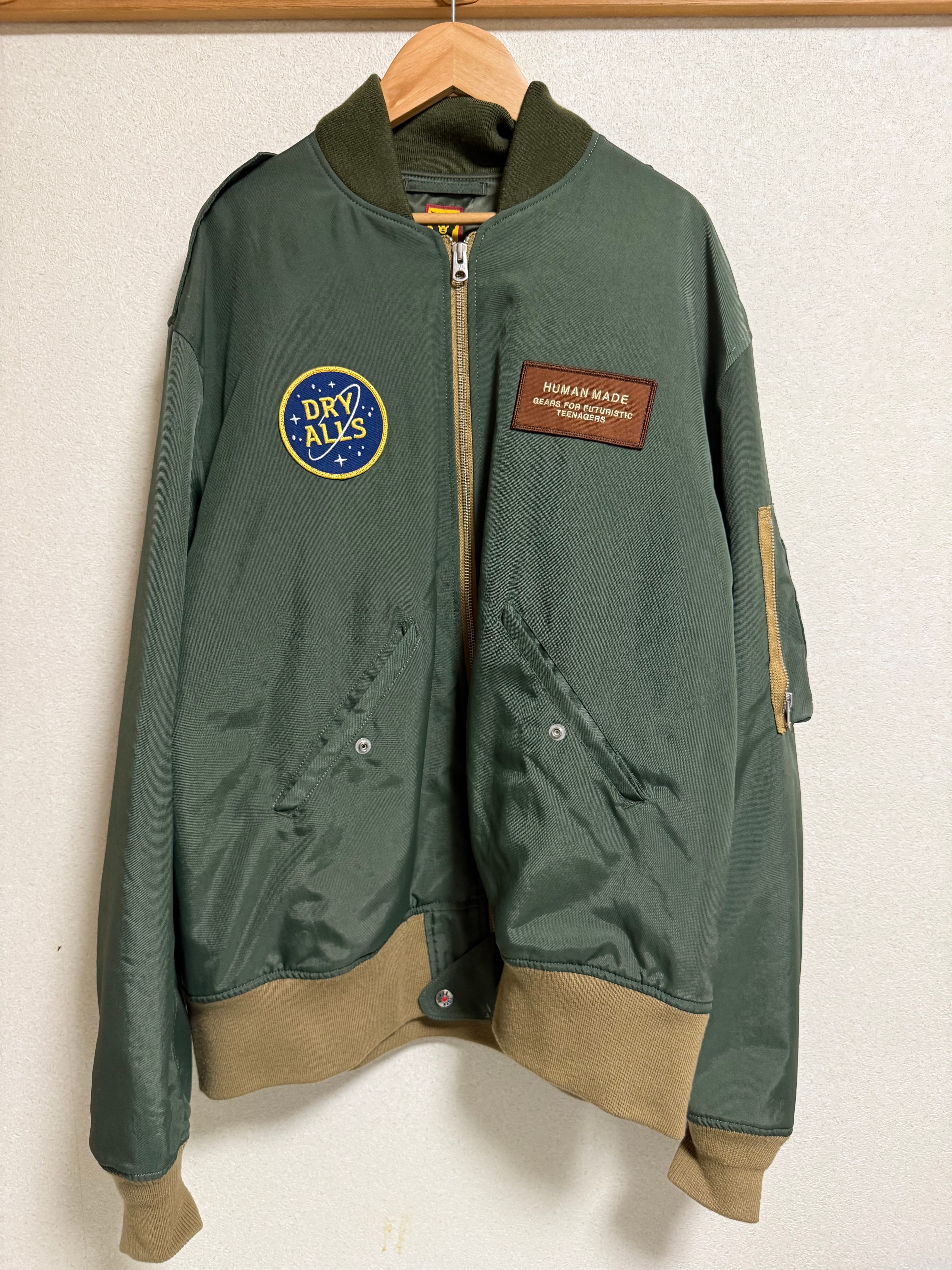 ヒューマン メイド ボンバー ジャケット "カーキ"
