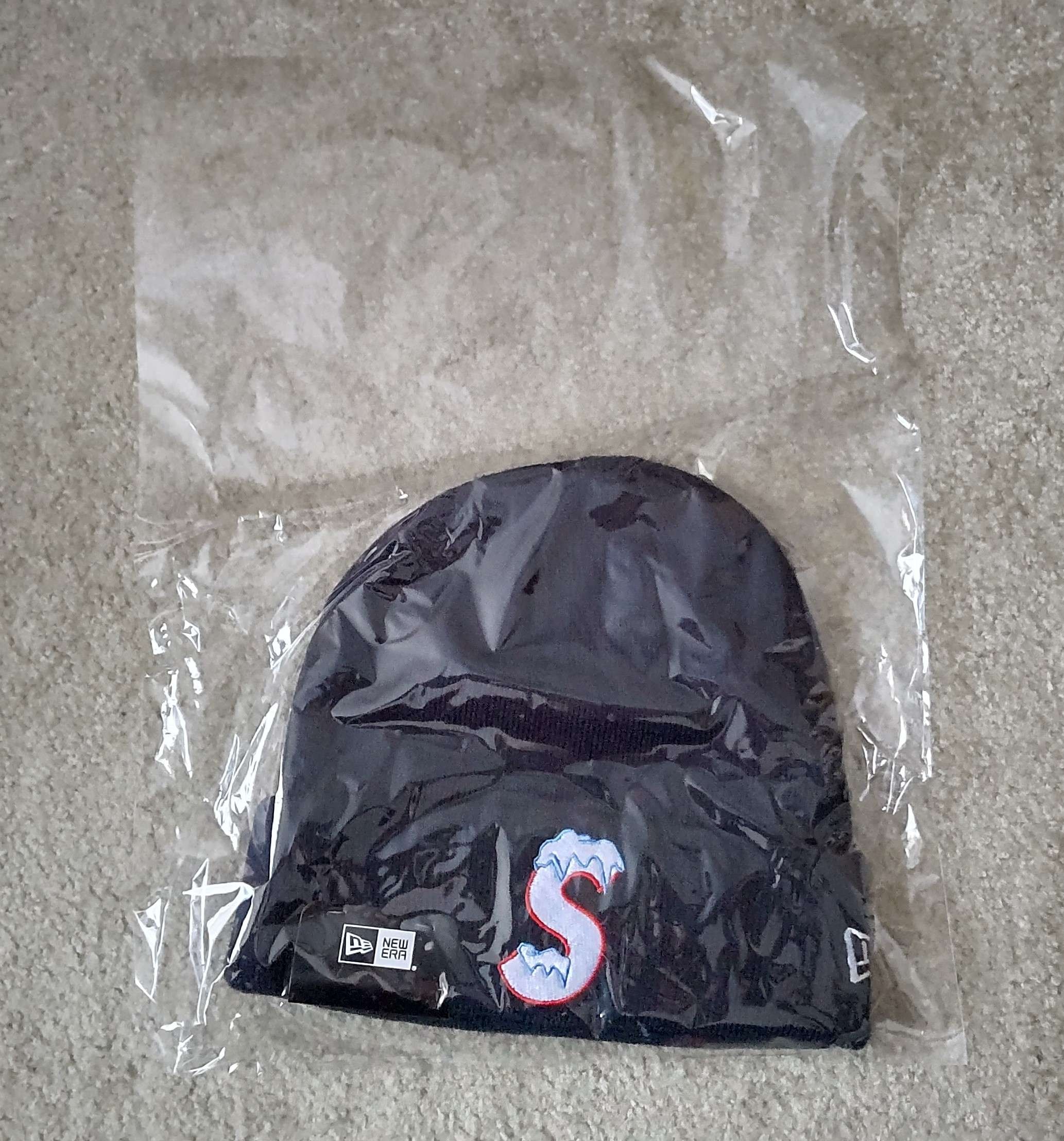 SUPREME New Era S Logo Beanie navy