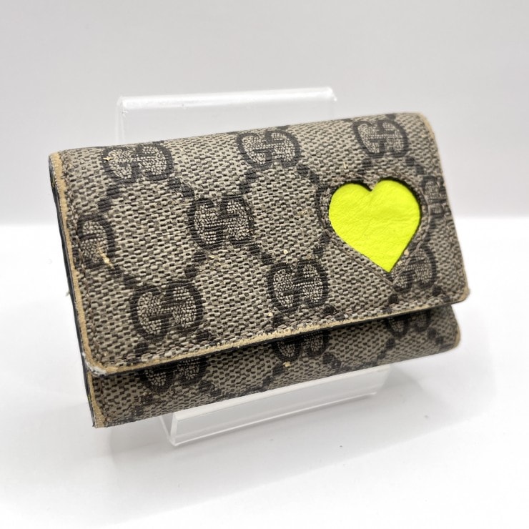 GUCCI(グッチ)ネオンハート GGスプリーム キーケース 6連 PVC レザー ベージュ ネオンイエロー ハートモチーフ レディース 323228【中古】