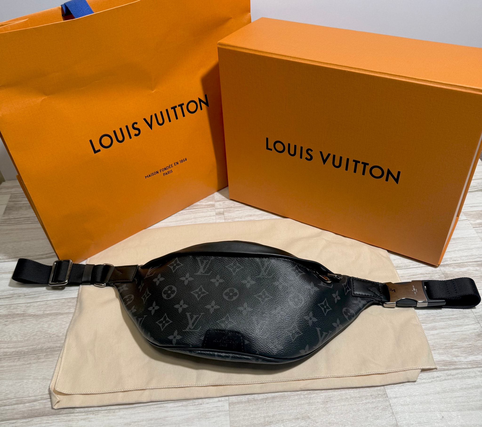 Louis Vuitton Discovery Bumbag PM Monogram Eclipse "Noir"