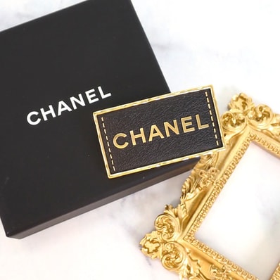 シャネル CHANEL ロゴプレートブローチ ABA771【中古】【Aランク】