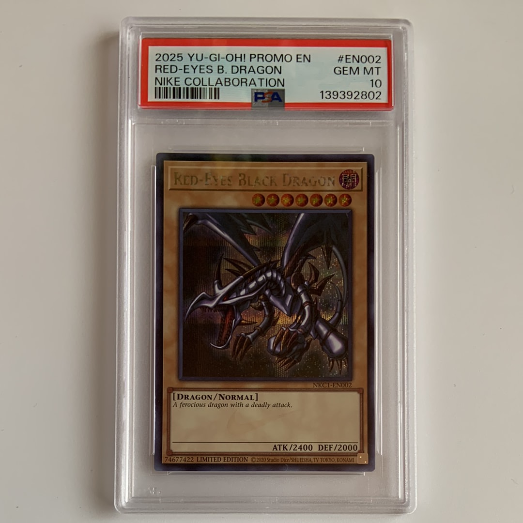 真紅眼の黒竜 SE [NKC1-EN002](遊戯王 x ナイキ エアーマックス 95 QS エアーマッスル House of Duel - 童実野町決闘遊戯館 限定プロモ) 