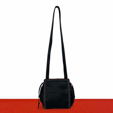 LOEWE ロエベ アナグラム ロゴ ステッチ レザー ショルダーバッグ ブラック
47580