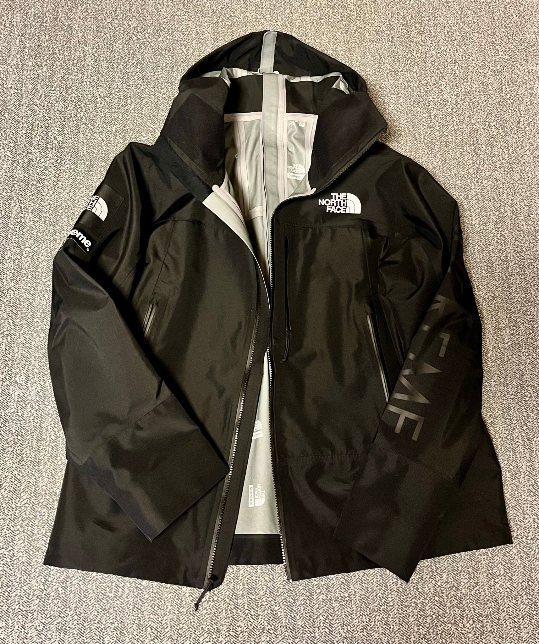 Supreme x The North Face Split Taped Seam Shell Jacket "Black"