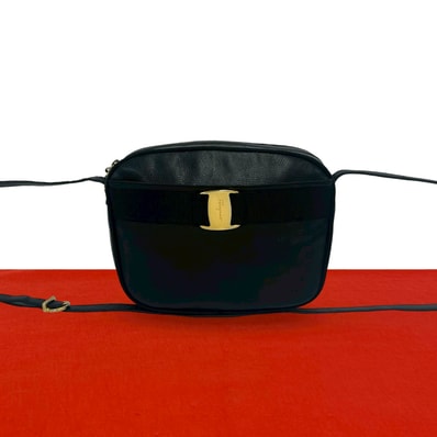 Salvatore Ferragamo サルヴァトーレフェラガモ ヴァラリボン 金具 レザー ショルダーバッグ ブラック
92404
