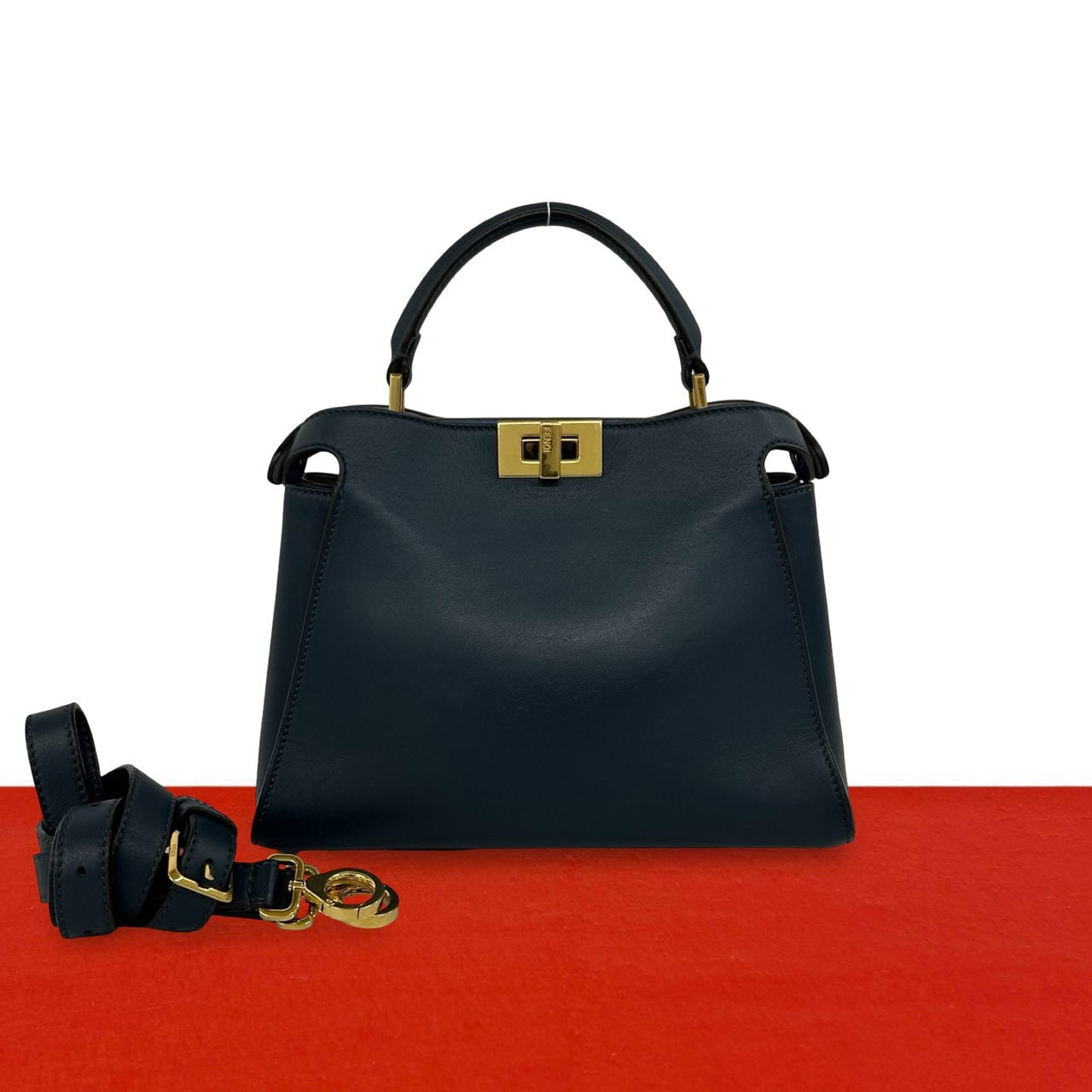 FENDI フェンディ ピーカブー アイコニックエッセンシャリ― レザー ショルダーバッグ ブルー
00077